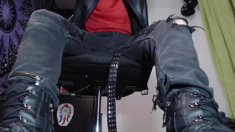 DICAPRIO online show from 12-19-24, 01:07