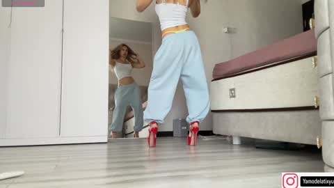 Snapshot of diffgirls chatting on 09-14-25, 09:19 Tanya online show from 09-14-25, 09:19