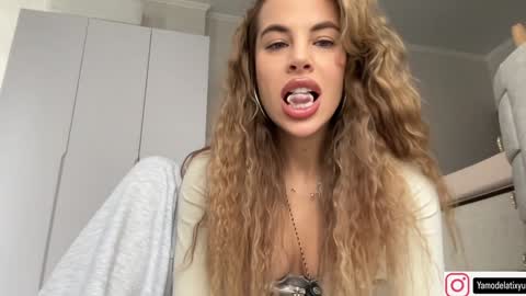 Snapshot of diffgirls chatting on 09-29-25, 10:09 Tanya online show from 09-29-25, 10:09