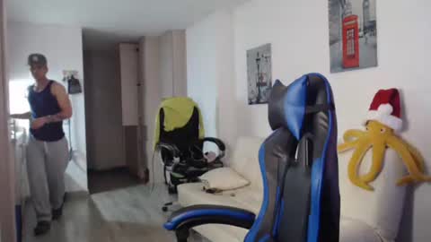 Snapshot of dilanxxx8888 chatting on 12-17-25, 03:45 dilanxxx8888 online show from 12-17-25, 03:45