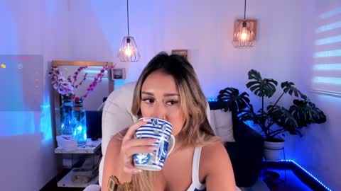 Snapshot of dina_ride chatting on 01-15-25, 12:15 online show from 01-15-25, 12:15