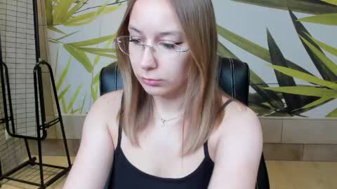 Snapshot of dina_sunshine chatting on 05-28-26, 12:24 Dina online show from 05-28-26, 12:24