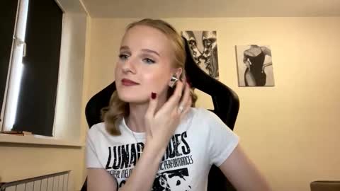 Snapshot of dinorahcoltman chatting on 12-03-25, 09:07 Kate online show from 12-03-25, 09:07