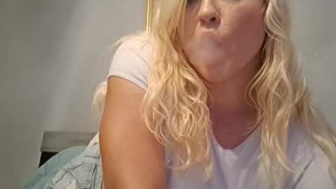 Snapshot of dirtydaisy1998 chatting on 06-29-26, 01:01 Daisy Wylde online show from 06-29-26, 01:01