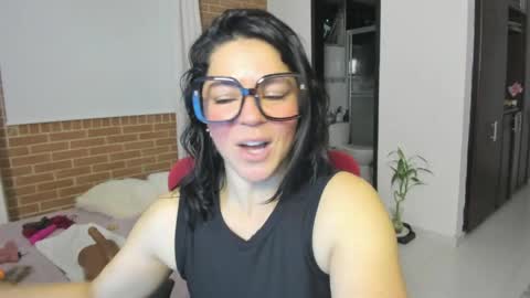 Snapshot of disneey2888 chatting on 06-08-26, 01:28 disneey2888 online show from 06-08-26, 01:28