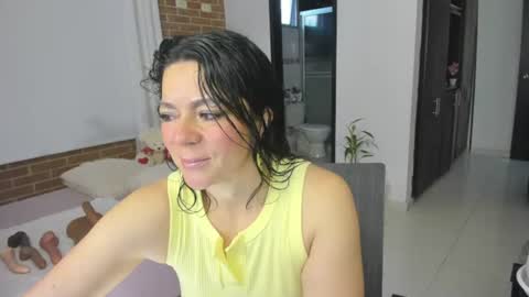 Snapshot of disneey2888 chatting on 06-25-26, 11:59 disneey2888 online show from 06-25-26, 11:59