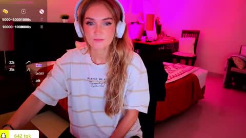 Snapshot of disney__princess chatting on 09-21-25, 06:04 JASMINE online show from 09-21-25, 06:04
