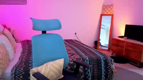 Snapshot of disney__princess chatting on 11-08-25, 04:01 JASMINE online show from 11-08-25, 04:01