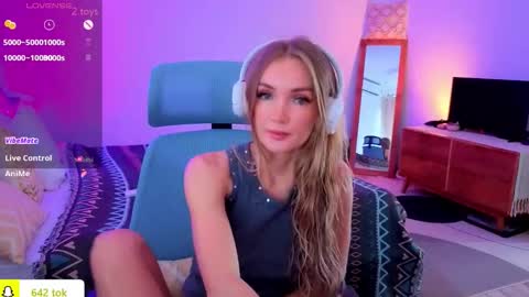 Snapshot of disney__princess chatting on 11-10-25, 04:11 JASMINE online show from 11-10-25, 04:11