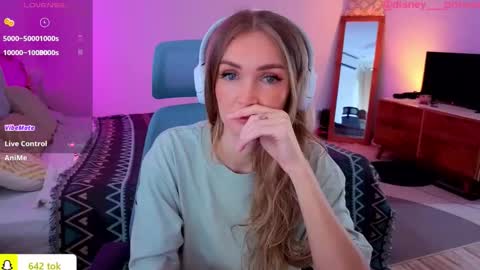 Snapshot of disney__princess chatting on 11-13-25, 03:49 JASMINE online show from 11-13-25, 03:49