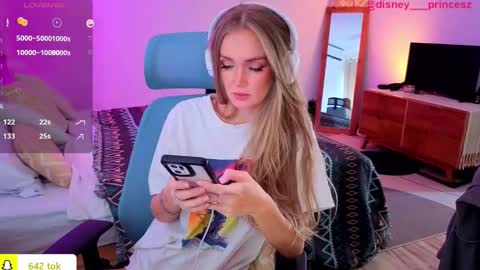 Snapshot of disney__princess chatting on 11-14-25, 03:49 JASMINE online show from 11-14-25, 03:49