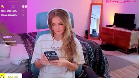 Snapshot of disney__princess chatting on 11-17-25, 04:29 JASMINE online show from 11-17-25, 04:29