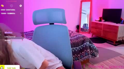 Snapshot of disney__princess chatting on 12-17-25, 05:13 JASMINE online show from 12-17-25, 05:13