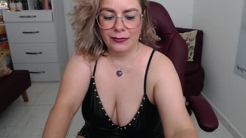 Snapshot of diva_milf chatting on 01-04-25, 12:05 Diva online show from 01-04-25, 12:05
