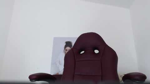 Snapshot of diva_milf chatting on 02-01-25, 02:05 Diva online show from 02-01-25, 02:05