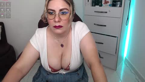 Snapshot of diva_milf chatting on 02-22-25, 07:36 Diva online show from 02-22-25, 07:36