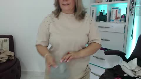 Snapshot of diva_milf chatting on 02-23-25, 07:17 Diva online show from 02-23-25, 07:17