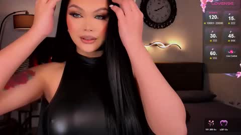 Snapshot of divinequeen chatting on 11-17-25, 12:44 online show from 11-17-25, 12:44