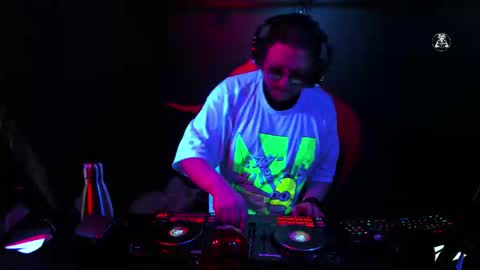 Snapshot of dj_capitain_claw chatting on 03-09-25, 01:04 Adrian Arturo online show from 03-09-25, 01:04