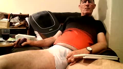 Snapshot of doggsaur chatting on 12-27-24, 11:39 Doggsaur online show from 12-27-24, 11:39