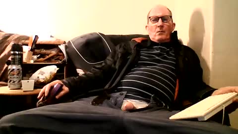 Snapshot of doggsaur chatting on 01-13-25, 03:58 Doggsaur online show from 01-13-25, 03:58