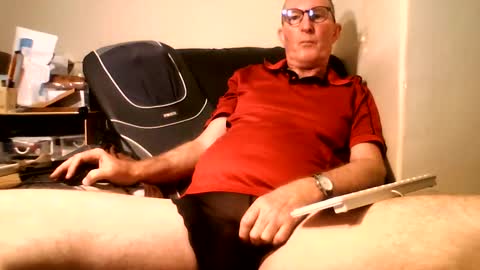 Snapshot of doggsaur chatting on 03-09-25, 03:38 Doggsaur online show from 03-09-25, 03:38