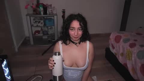 Snapshot of doll4you_ chatting on 10-23-25, 01:54 Alice y Ros online show from 10-23-25, 01:54