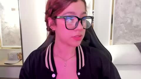 Snapshot of doll_eyeess_ chatting on 09-24-25, 02:37 D  online show from 09-24-25, 02:37
