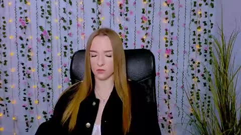 Snapshot of doll_vey chatting on 03-04-25, 12:22 doll_vey online show from 03-04-25, 12:22