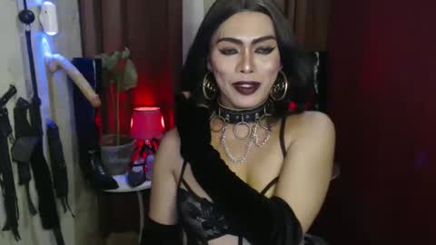 Snapshot of dominantrix_diannaxxx chatting on 04-25-26, 06:27 diana online show from 04-25-26, 06:27