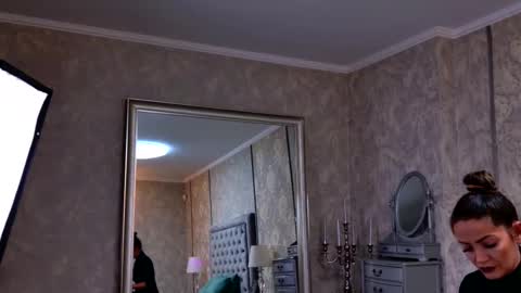 Donna online show from 11-30-25, 07:07