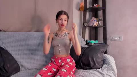 Snapshot of donnahicks chatting on 11-08-25, 01:22 Donna online show from 11-08-25, 01:22