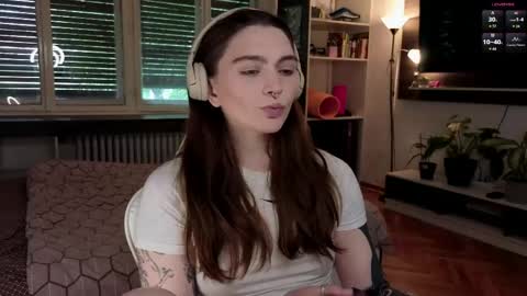 Snapshot of dorfmatratze_ chatting on 05-22-26, 10:43 Alice online show from 05-22-26, 10:43