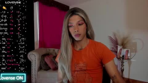 Nicolle online show from 03-05-25, 01:06