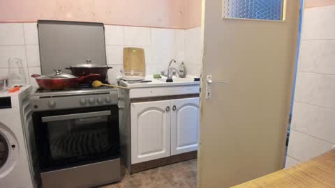 Snapshot of doriancretu95 chatting on 12-14-24, 07:25 menu below online show from 12-14-24, 07:25