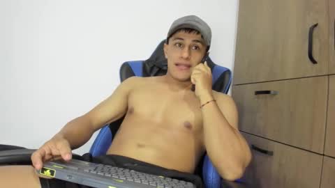 Snapshot of dorman_boy chatting on 12-02-25, 01:44 dorman_boy online show from 12-02-25, 01:44