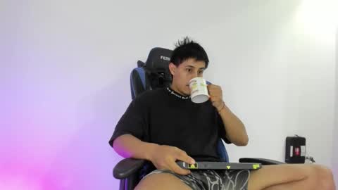 Snapshot of dorman_boy chatting on 12-17-25, 04:29 dorman_boy online show from 12-17-25, 04:29