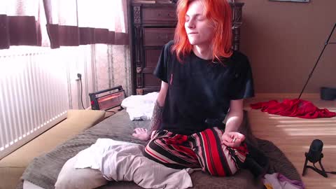 Snapshot of dosbox98 chatting on 01-22-25, 09:35 stupid ass online show from 01-22-25, 09:35