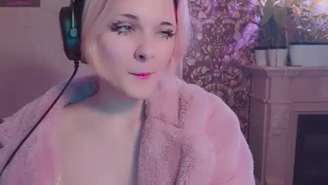 Snapshot of doublebubblecum chatting on 11-09-25, 11:47 Angie online show from 11-09-25, 11:47