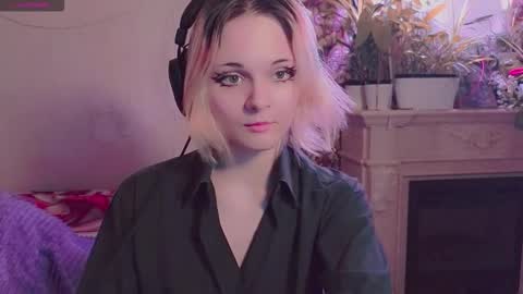 Snapshot of doublebubblecum chatting on 11-10-25, 11:15 Angie online show from 11-10-25, 11:15