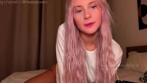 Snapshot of doublecuties chatting on 09-28-25, 05:29 Lana Eva dont forget to give us a thumb up online show from 09-28-25, 05:29