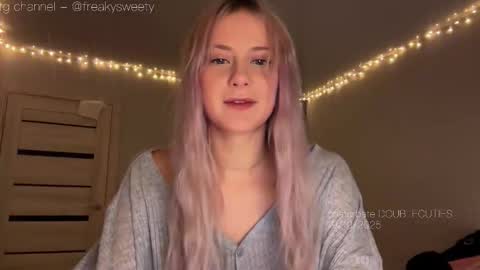 Snapshot of doublecuties chatting on 10-19-25, 03:45 Lana Eva dont forget to give us a thumb up online show from 10-19-25, 03:45