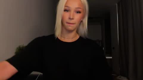 MOLLYYYY dont forget to give me a thumb up online show from 06-23-26, 09:29