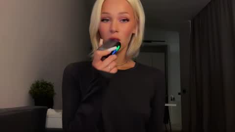 MOLLYYYY dont forget to give me a thumb up online show from 06-25-26, 01:37