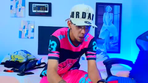 Snapshot of douglas_gallegos chatting on 11-21-25, 02:10 douglas_gallegos online show from 11-21-25, 02:10