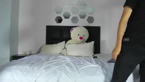 Snapshot of drake_and_zara chatting on 11-06-25, 12:17 Drake and Zara online show from 11-06-25, 12:17