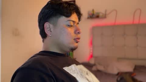 Snapshot of drakenn_ chatting on 04-21-26, 02:01 drakeeee online show from 04-21-26, 02:01