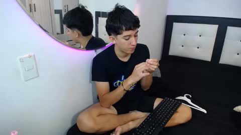 -- nicolle and jhon -- online show from 11-04-25, 08:19