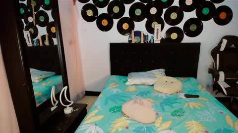 Snapshot of dream__girls69944 chatting on 02-18-26, 08:43 sharon online show from 02-18-26, 08:43