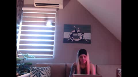 A girl online show from 02-21-25, 08:07